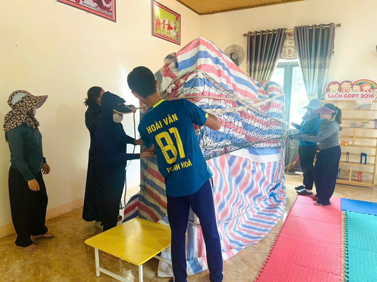 Các trường học cũng kê cao tài sản để ứng phó mưa bão. 34335ab09d22157c4c33.jpg