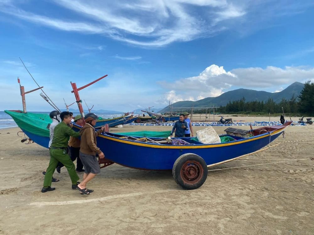Lực lượng chức năng hỗ trợ đưa tàu thuyền vào bờ để phòng chống bão. 68a98169253af.jpg