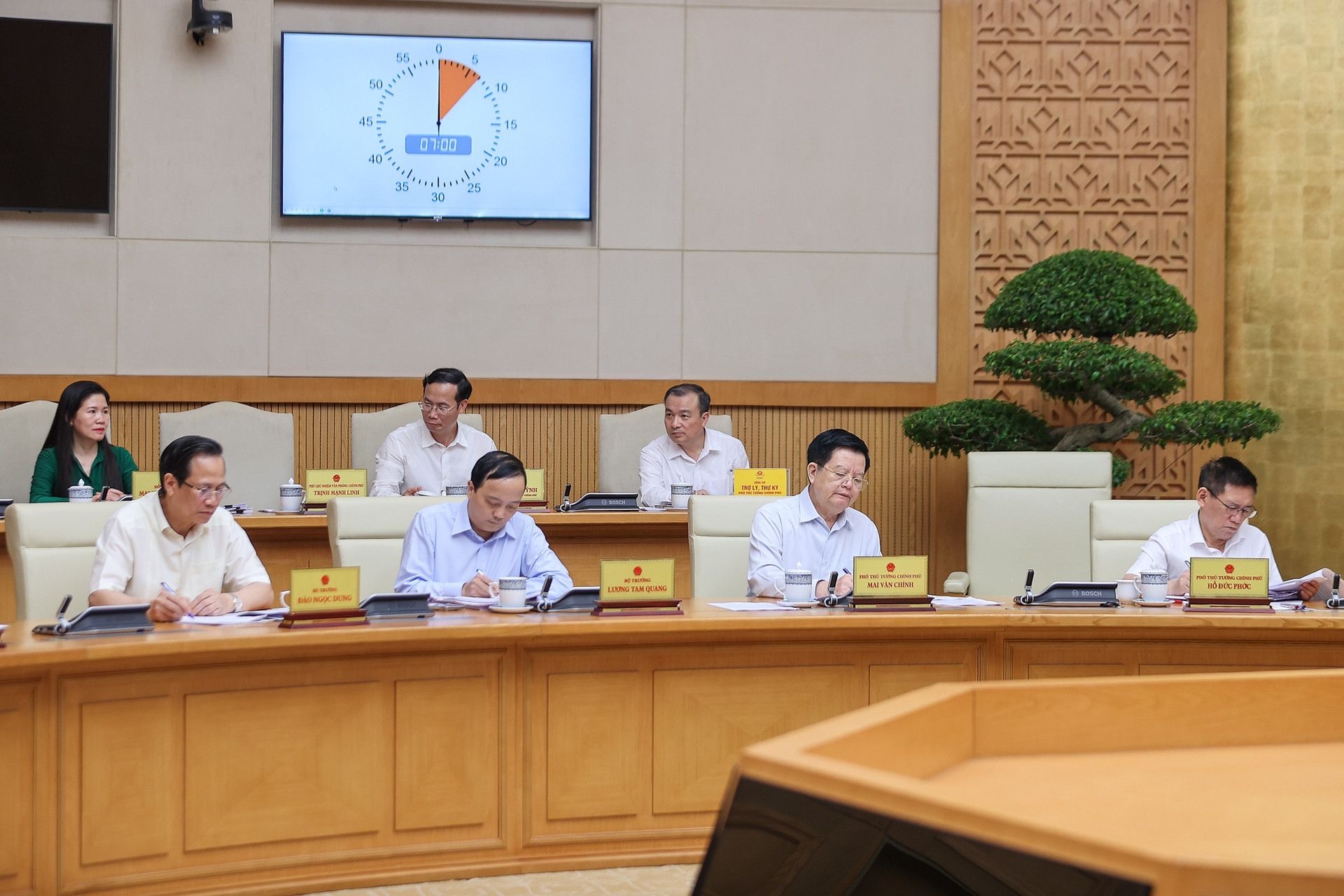 Thủ tướng: Việc giải quyết thủ tục cho người dân, doanh nghiệp phải đặt lên hàng đầu- Ảnh 6. Thủ tướng: Việc giải quyết thủ tục cho người dân, doanh nghiệp phải đặt lên hàng đầu- Ảnh 6.
