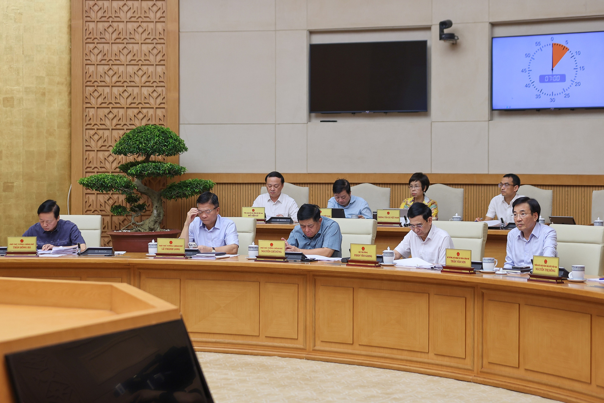 Thủ tướng: Việc giải quyết thủ tục cho người dân, doanh nghiệp phải đặt lên hàng đầu- Ảnh 7. Thủ tướng: Việc giải quyết thủ tục cho người dân, doanh nghiệp phải đặt lên hàng đầu- Ảnh 7.