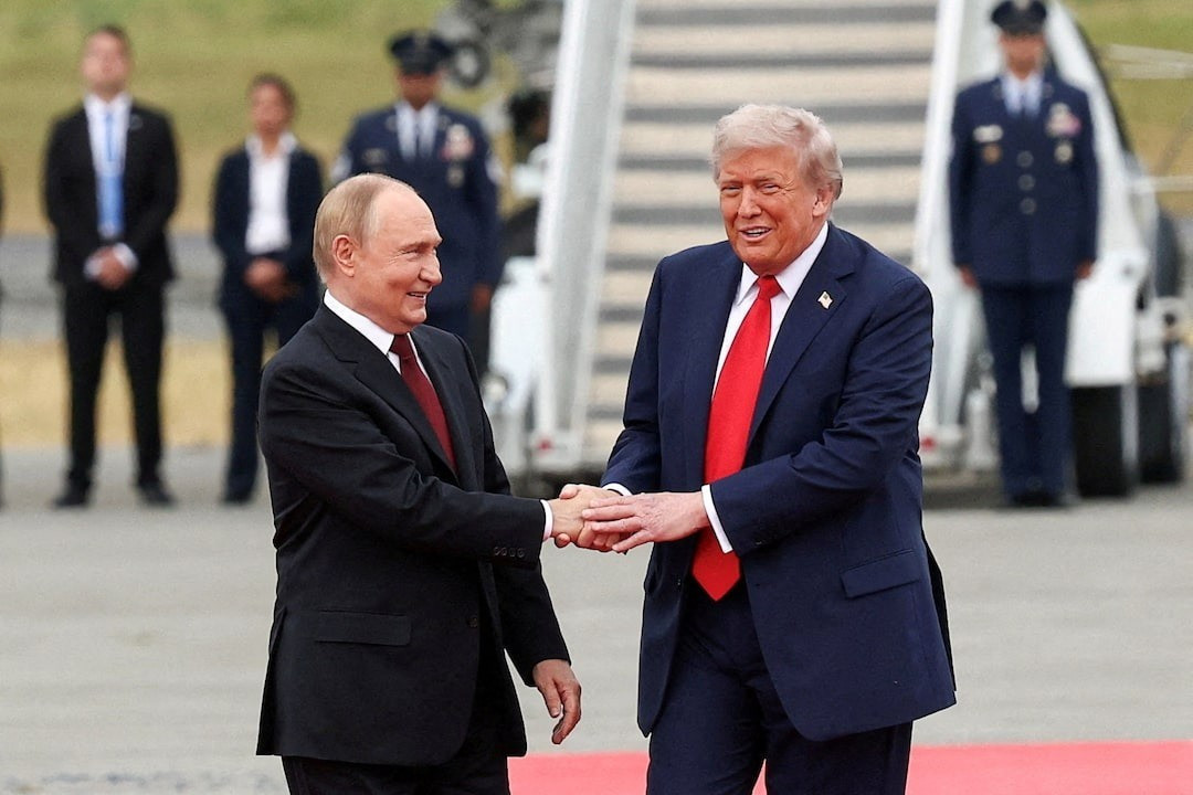 Tổng thống Nga Vladimir Putin và Tổng thống Mỹ Donald Trump gặp nhau hôm 15/8 tại Alaska. (Ảnh: Reuters) qh6nx33syvjwnnvcq4rabo4jru.jpg