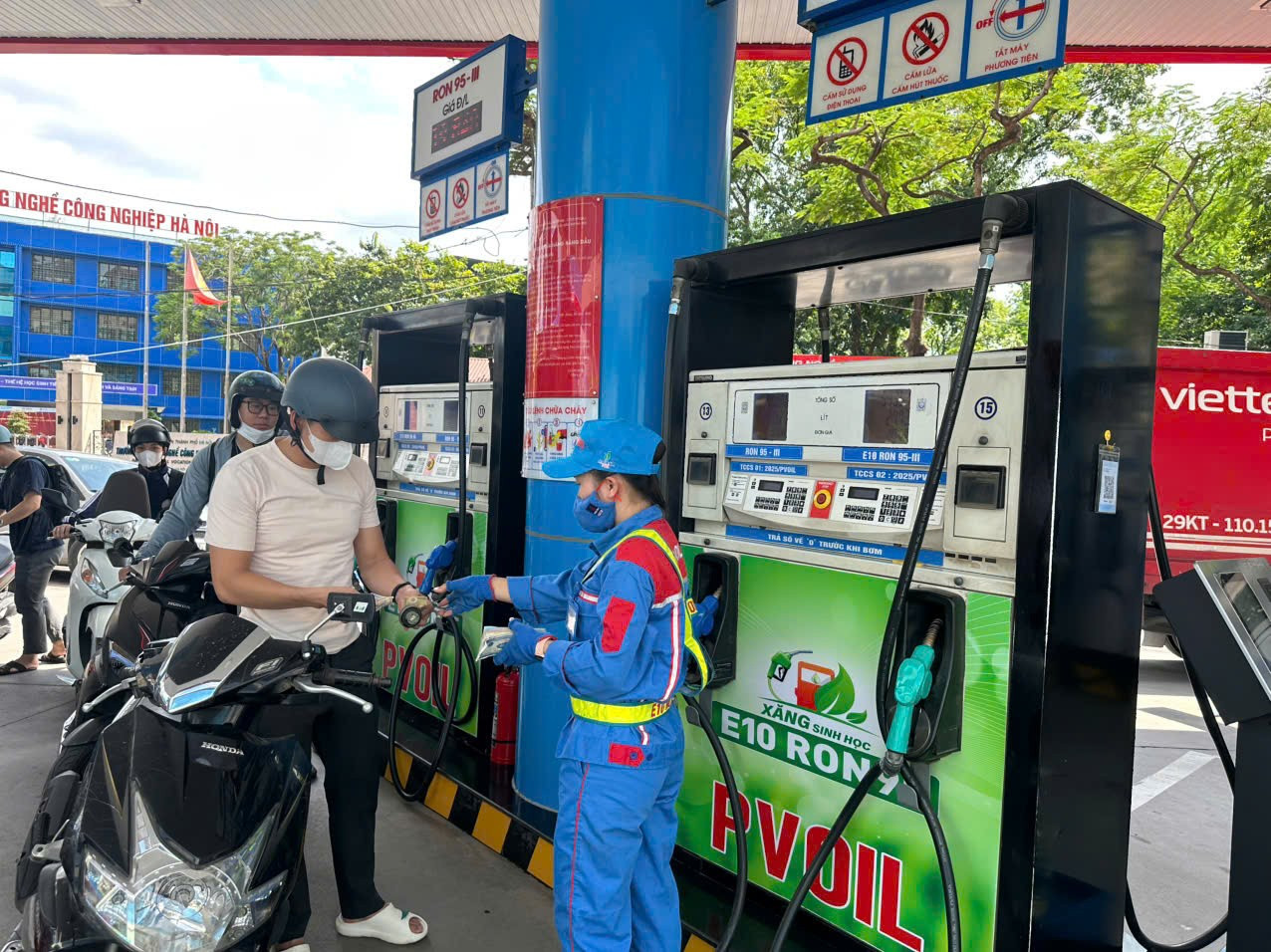 Bộ Công Thương đề xuất từ 1/1/2026, toàn bộ xăng được pha chế, phối trộn, kinh doanh để sử dụng cho phương tiện cơ giới dùng động cơ xăng trên toàn quốc phải là xăng E10. xang-e10.jpg