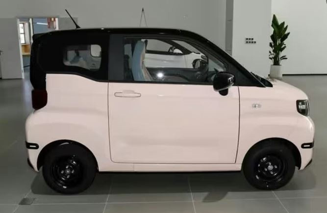 Chỉ khoảng 135 triệu mua được xe điện mini 4 chỗ giao diện khó chê, pin chạy tới 205km có thể sạc ở bất cứ đâu