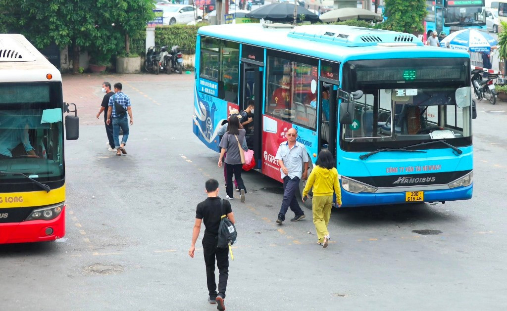 Xe buýt chở khách hoạt động trên đường phố Hà Nội. 203-cat.jpg