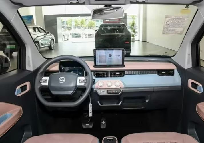 Chỉ khoảng 135 triệu mua được xe điện mini 4 chỗ giao diện khó chê, pin chạy tới 205km có thể sạc ở bất cứ đâu