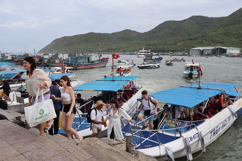 Từ ngày mai, vịnh biển đẹp hàng đầu thế giới của Việt Nam chính thức thu phí, cao nhất là 40.000 đồng - ảnh 1