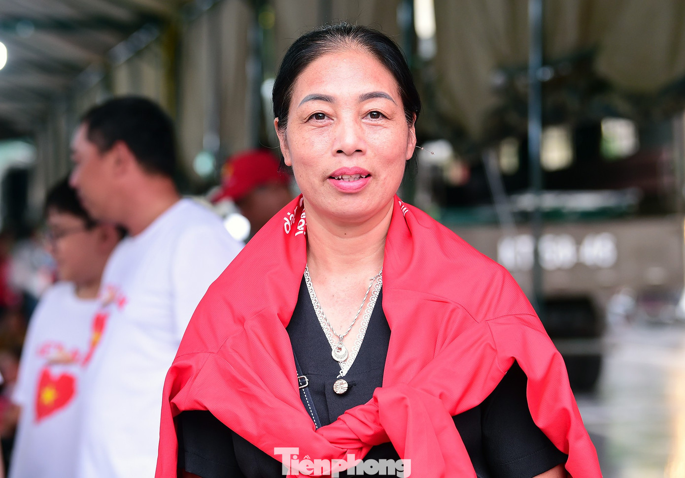 Có mặt tại đường Lê Duẩn từ 3 giờ chiều để chờ xem buổi hợp luyện, bà Nguyễn Thị Hoa (54 tuổi, đến từ Gia Bình, Bắc Ninh) không giấu được sự phấn khởi khi được hòa mình vào không khí của ngày hội lớn. Bà đi một mình bằng xe buýt và sẽ gặp gỡ bạn bè tại Ga Hà Nội để cùng theo dõi diễu binh, diễu hành. “Tôi thấy rất cảm động, ấm lòng khi đến đây và đọc được dòng chữ nhà bạt phục vụ nhân dân. Nhà bạt không chỉ che mưa nắng cho bà con, còn tiếp sức cho người dân đến cổ vũ các cán bộ, chiến sĩ tham gia diễu binh diễu hành”, bà Hoa nói. tp-xuantung-nhabat-gahanoi4.jpg