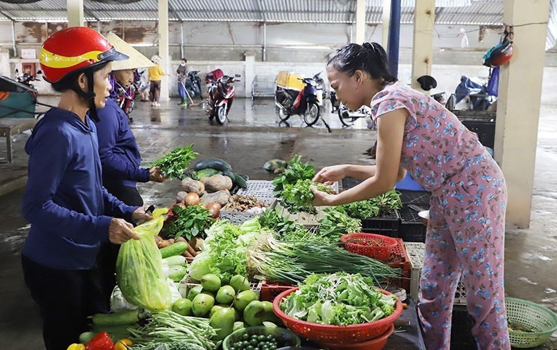 Cục Quản lý và Phát triển thị trường trong nước yêu cầu chuyển nguồn hàng từ các địa phương lân cận về khu vực chịu ảnh hưởng của bão. 3-4735-1727016055237772460172.jpg