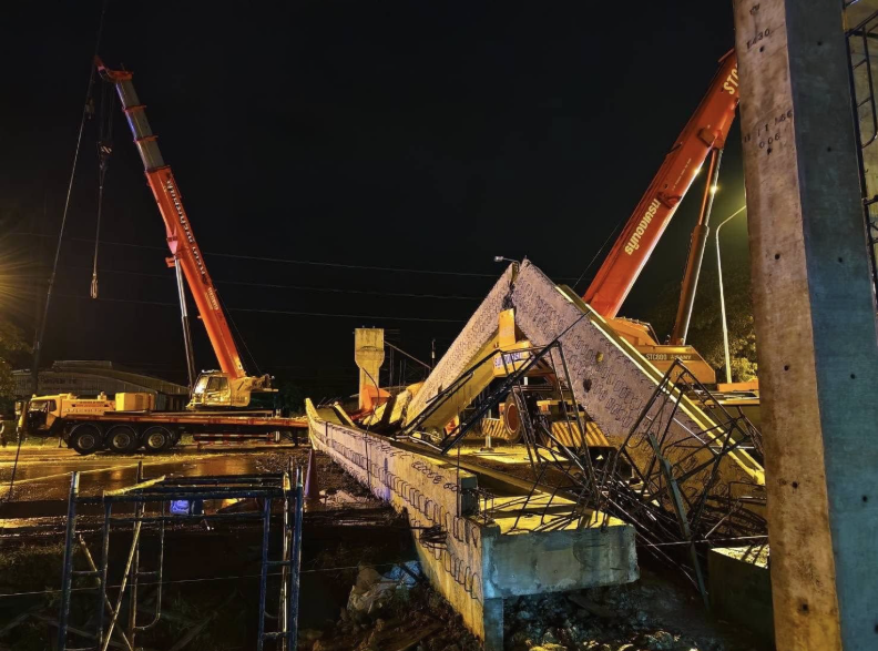 Sập cầu đi bộ gần 6 tỷ đồng đè bẹp cần cẩu và xe đầu kéo, nhiều người may mắn thoát chết trong gang tấc - ảnh 5
