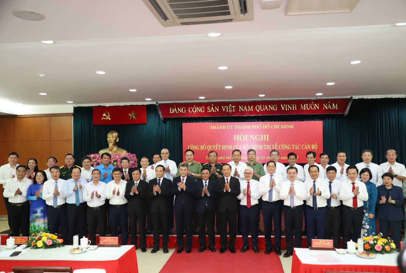 Thường trực Ban Bí thư Trần Cẩm Tú cùng các đại biểu và tập thể Ban Chấp hành Đảng bộ TPHCM tại buổi lễ. Ảnh: Ngô Tùng. img-5413.jpg
