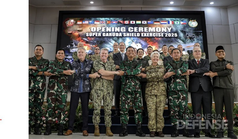 Các tướng lĩnh Mỹ, Indonesia và nhiều quốc gia khác tại lễ khai mạc chương trình Super Garuda Shield 2025 tại Jakarta, ngày 25/8. (Ảnh: Indonesia Defense) khien.jpg