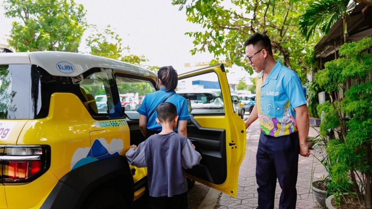 Lado Taxi và Xanh SM đưa VinFast VF 3 chạy dịch vụ ở Đà Lạt, du khách tuyên bố thẳng trải nghiệm