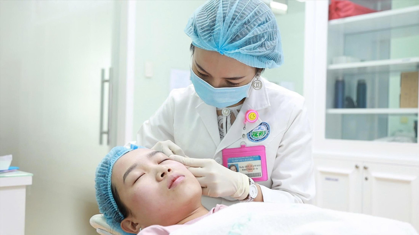Nhiều người tiêu dùng gặp vấn đề sức khỏe do sử dụng mỹ phẩm giả. Ảnh: Bệnh viện Da liễu TPHCM nguoi-benh.jpg