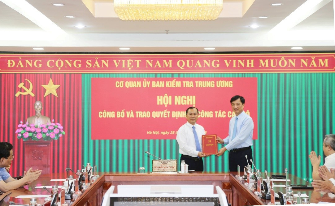 Ông Nguyễn Duy Ngọc, Ủy viên Bộ Chính trị, Bí thư Trung ương Đảng, Chủ nhiệm UBKT Trung ương, Thủ trưởng Cơ quan trao quyết định của Bộ Chính trị chuẩn y chức danh Phó Chủ nhiệm UBKT Trung ương khóa XIII đối với ông Lê Văn Thành, Ủy viên UBKT Trung ương. Ảnh: UBKT Trung ương. tienphong-258ubkt.jpg