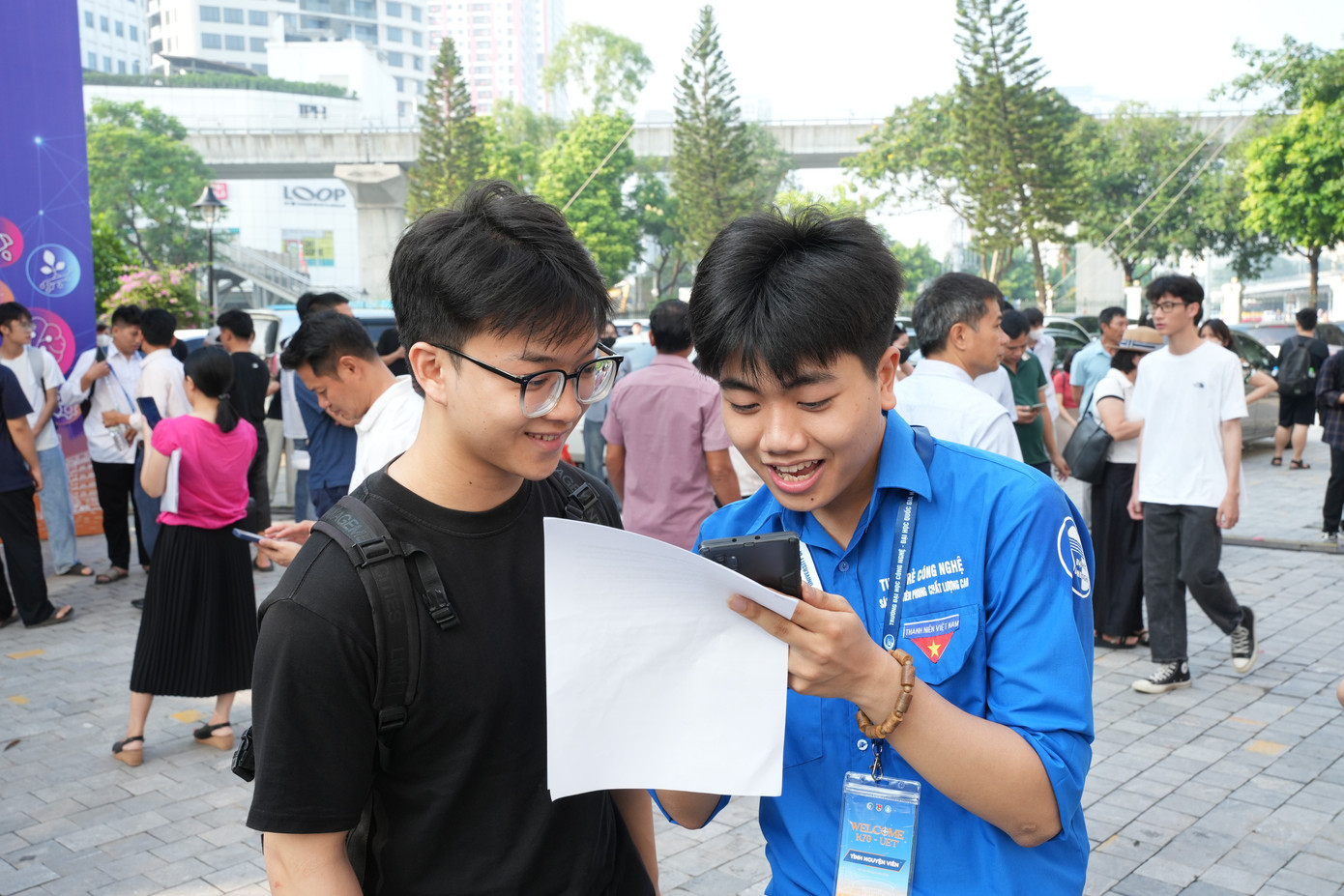 Sinh viên làm thủ tục nhập học hôm qua, 24/8. Ảnh: Hoa Ban uet01793.jpg