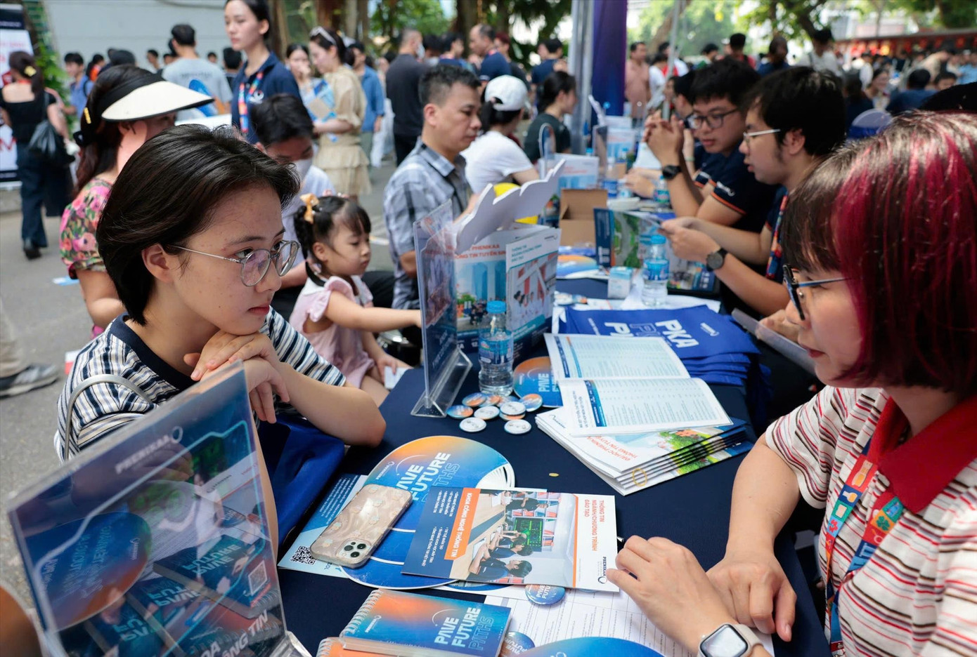 Thí sinh tìm hiểu thông tin đăng kí nguyện vọng năm 2025. Ảnh: Như Ý 1.jpg