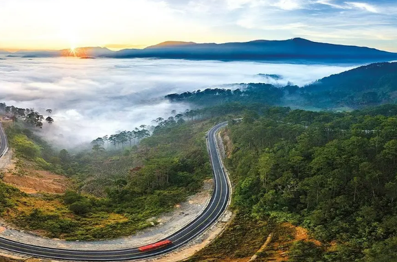 Cung đèo dài gần 20km có độ dốc lớn nhất phía Nam: Bắt đầu xây dựng từ thời Pháp thuộc, là cung đèo nguy hiểm bậc nhất cả nước- Ảnh 3. Cung đèo dài gần 20km có độ dốc lớn nhất phía Nam: Bắt đầu xây dựng từ thời Pháp thuộc, là cung đèo nguy hiểm bậc nhất cả nước- Ảnh 3.