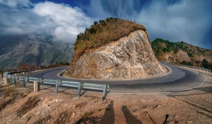 Cung đèo dài gần 20km có độ dốc lớn nhất phía Nam: Bắt đầu xây dựng từ thời Pháp thuộc, là cung đèo nguy hiểm bậc nhất cả nước- Ảnh 2. Cung đèo dài gần 20km có độ dốc lớn nhất phía Nam: Bắt đầu xây dựng từ thời Pháp thuộc, là cung đèo nguy hiểm bậc nhất cả nước- Ảnh 2.
