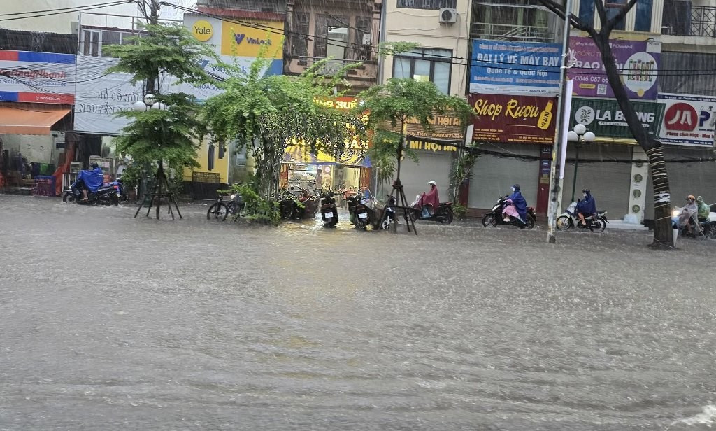 Mưa ngập hơn nửa bánh xe trên đường Khuất Duy Tiến sáng nay, giao thông không thể đi lại. 537098258-1923259571939878-4718809641668389753-n.jpg