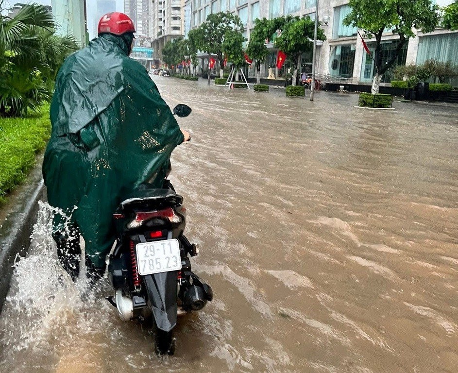 Người dân phải dắt xe máy do bị nước ngập chết máy. a3.jpg
