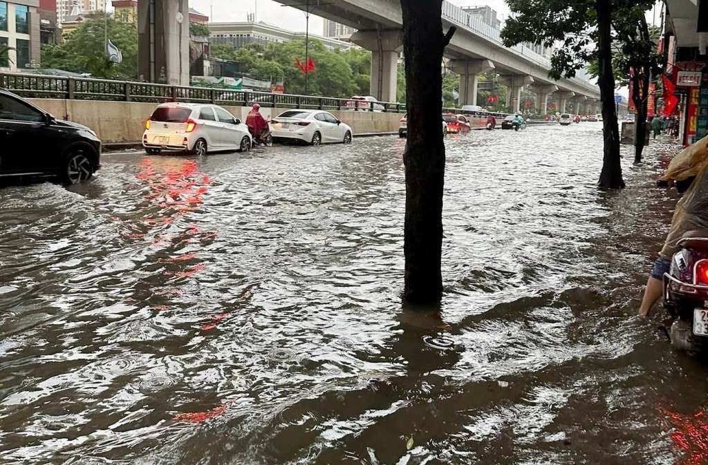 Nước ngập sâu cả vỉa hè đường Nguyễn Trãi. a5.jpg