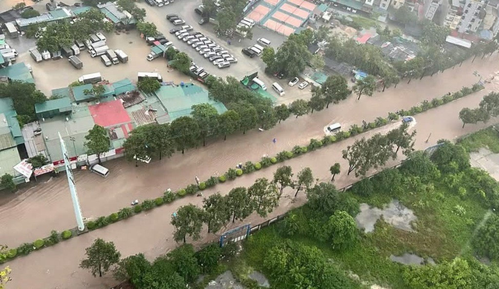 Tuyến đường Lê Văn Lương - Tố Hữu bị phong tỏa giao thông sáng nay do ngập nước. a6.jpg