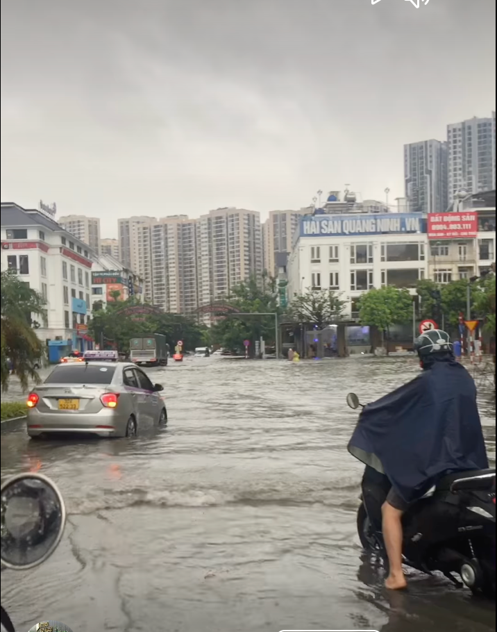 ‘Làng biệt thự triệu đô’ tiếp tục ngập nặng, chìm trong biển nước sau đêm mưa ròng rã- Ảnh 1.