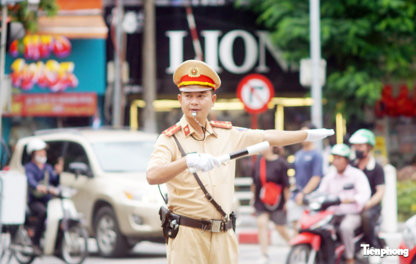 Lực lượng CSGT phân luồng phương tiện trong thời gian diễn ra các hoạt động tổng hợp luyện lần 1 Lễ kỷ niệm. Ảnh: Thanh Hà csgt-cam-duong.jpg