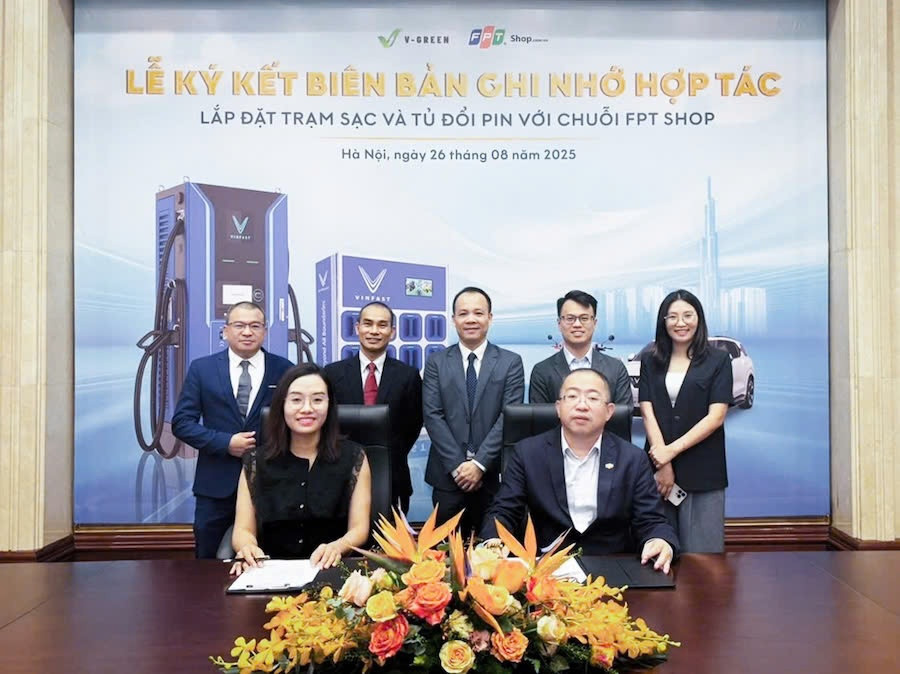 V-Green của tỷ phú Phạm Nhật Vượng biến hệ thống cửa hàng FPT Shop thành trạm sạc và đổi pin xe VinFast