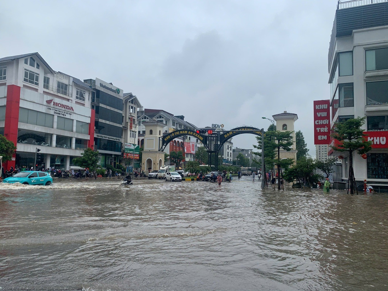 ‘Làng biệt thự triệu đô’ tiếp tục ngập nặng, chìm trong biển nước sau đêm mưa ròng rã- Ảnh 3.