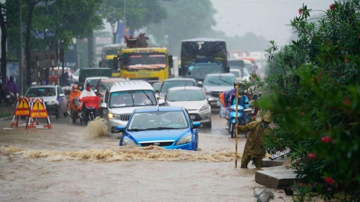 Lưu ý những điều cần làm ngay sau khi ô tô bị ngập nước để tránh ‘tiền mất tật mang’
