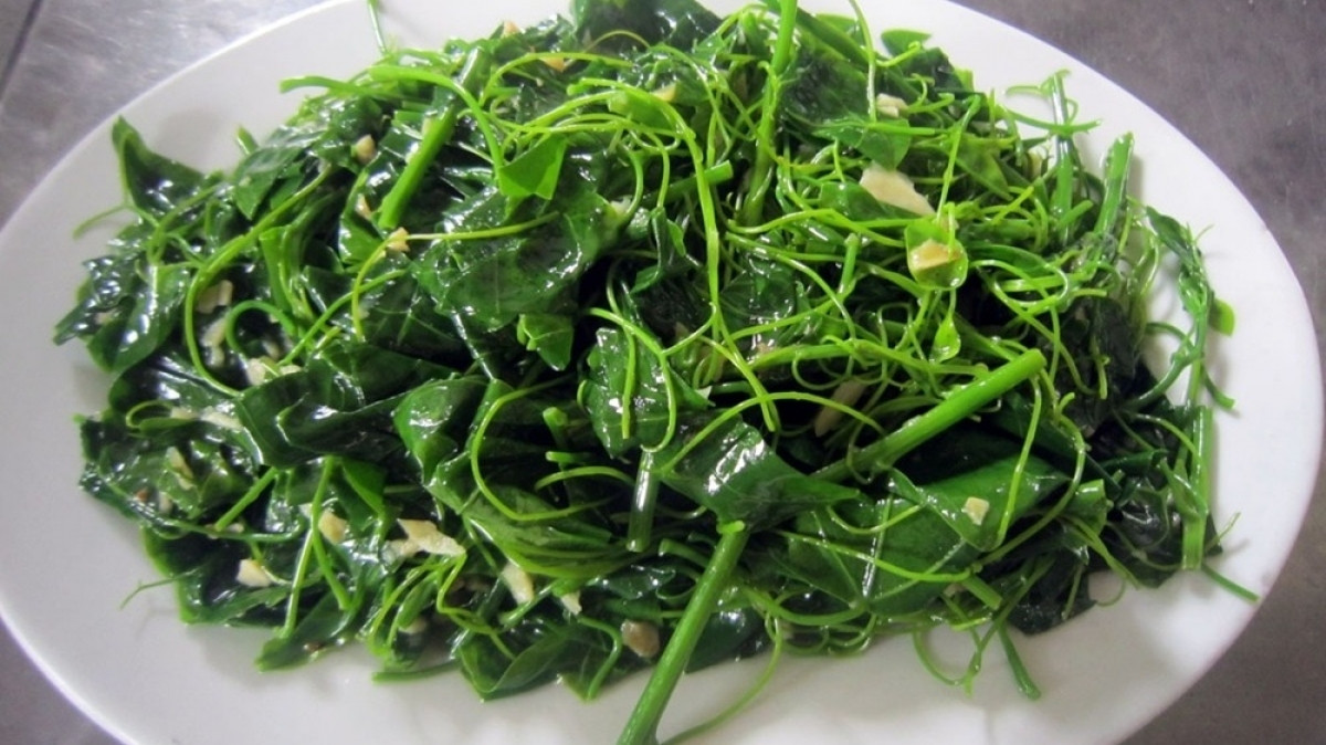Thứ rau dại có tên 'bốc mùi', dễ bị nhầm với rau su su, là đặc sản được dân phố săn lùng
