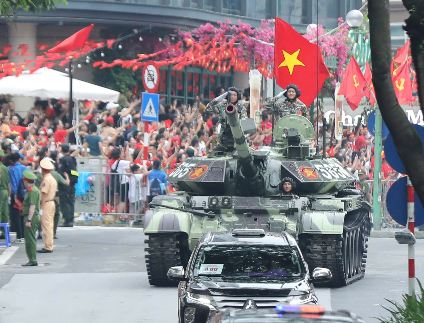 Xe tăng T-54B cải tiến số hiệu 565 di chuyển trong tiếng reo hò của người dân hai bên đường. 11-5862.jpg
