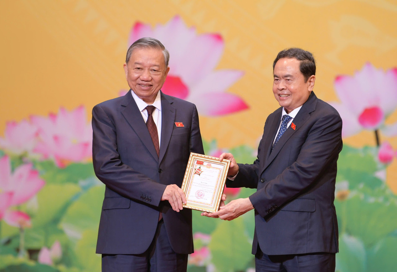Chủ tịch Quốc hội Trần Thanh Mẫn trao Kỷ niệm chương cho Tổng Bí thư Tô Lâm. Ảnh: Như Ý 278tbt4.jpg