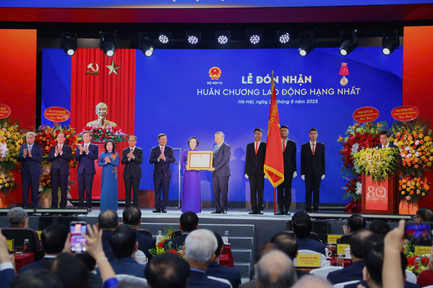Thay mặt lãnh đạo Đảng, Nhà nước, Tổng Bí thư Tô Lâm trao Huân chương Lao động hạng Nhất cho Bộ Nội vụ. Ảnh: PV. 278tbtnvu1.jpg