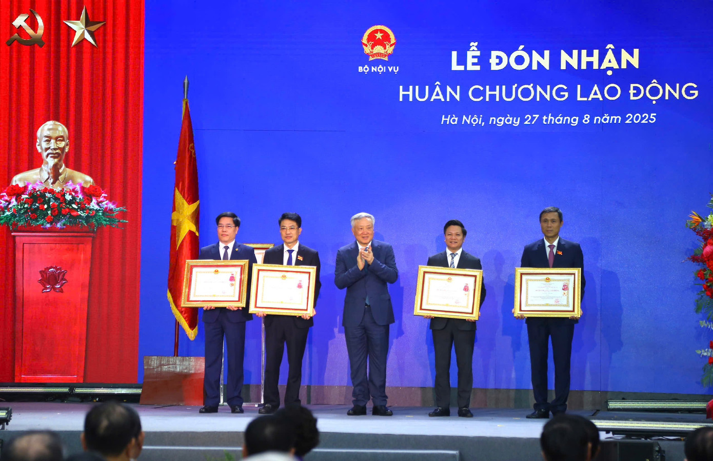Phó Thủ tướng Thường trực Nguyễn Hòa Bình trao Huân chương cho các cá nhân có thành tích xuất sắc. Ảnh: PV. 278tbtnvu2.jpg