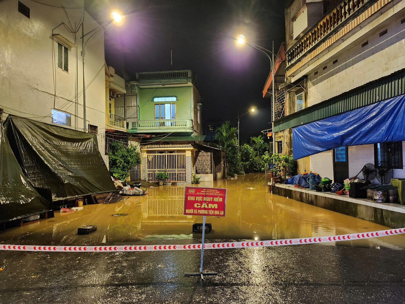 Nước sông Hồng dâng cao tràn vào đường Thanh Niên và tuyến kè thuộc các tổ dân phố Hồng Tân, Hồng Phú, Hồng Thái, Hồng Thanh... 3.jpg