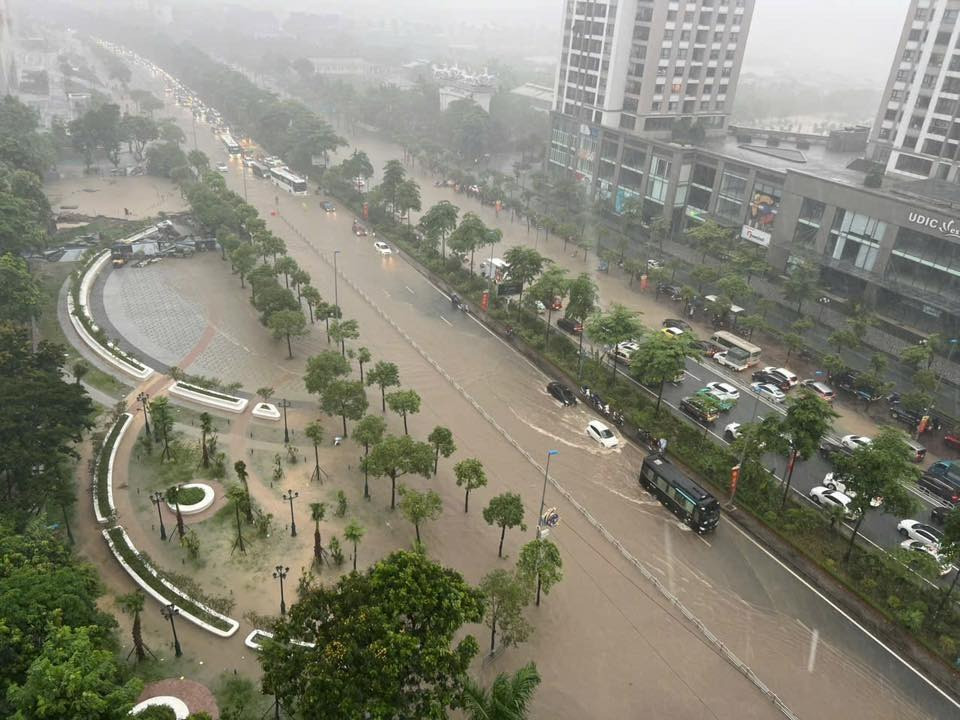 Khu đô thị ‘nhà giàu’ của Thủ đô ngập trong biển nước sau 2 ngày mưa ròng rã: Bất động sản chạm ngưỡng 450 triệu đồng/m2- Ảnh 1. Khu đô thị ‘nhà giàu’ của Thủ đô ngập trong biển nước sau 2 ngày mưa ròng rã: Bất động sản chạm ngưỡng 450 triệu đồng/m2- Ảnh 1.