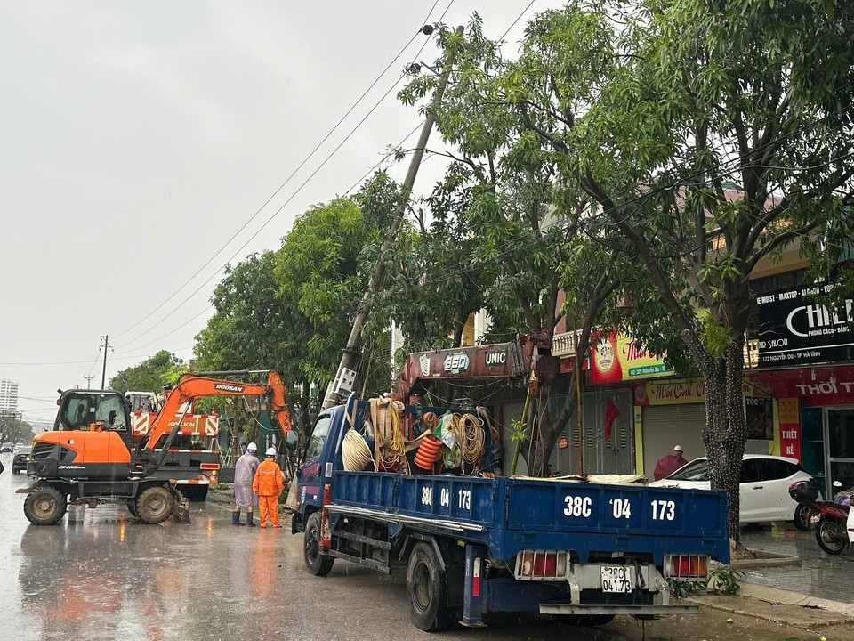 Điện lực Hà Tĩnh cùng các đơn vị đang khắc phục sự cố trên địa bàn. dien-mat.jpg