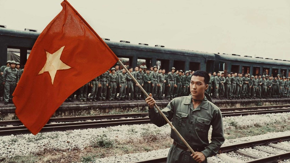 Diễn viên 'Mưa đỏ': Tôi vừa cầm súng, vừa run rẩy khóc - ảnh 2