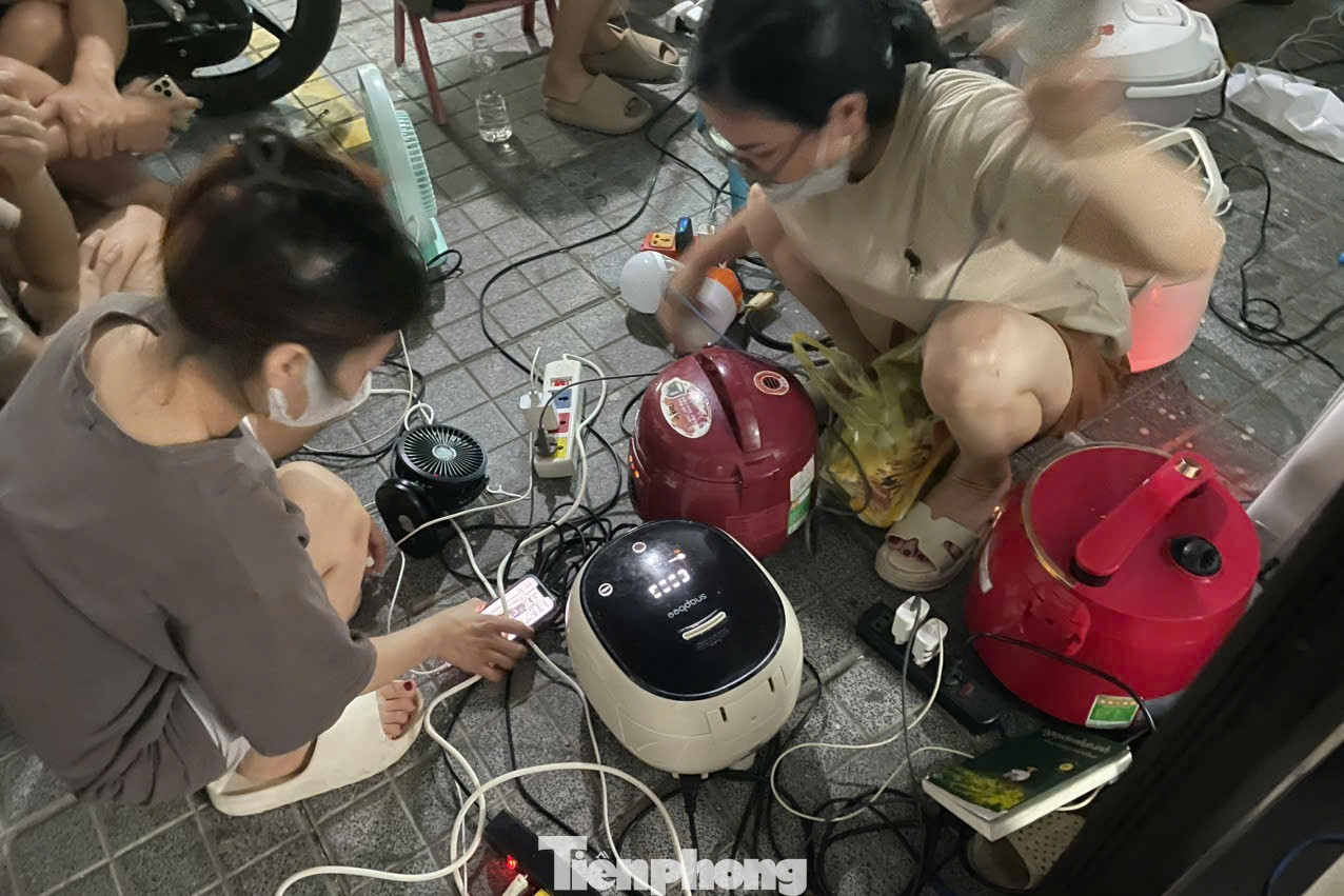 Nhiều người mang theo nồi cơm điện để cắm cơm. “Mất điện, mất nước khiến cuộc sống bị đảo lộn. Chúng tôi chỉ mong sớm có điện, có nước trở lại để cuộc sống sinh hoạt trở về với quỹ đạo”, chị Hằng (cư dân chung cư ở phường Vinh Hưng) bày tỏ. tp-24.jpg