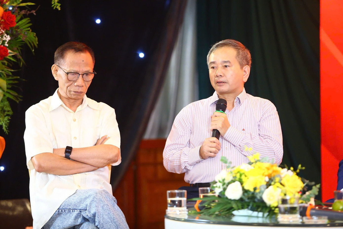 GS, TS. Phạm Hồng Tung (bên phải) và chuyên gia nông nghiệp Hoàng Trọng Thủy (bên trái) tại tọa đàm. tung-1042.jpg