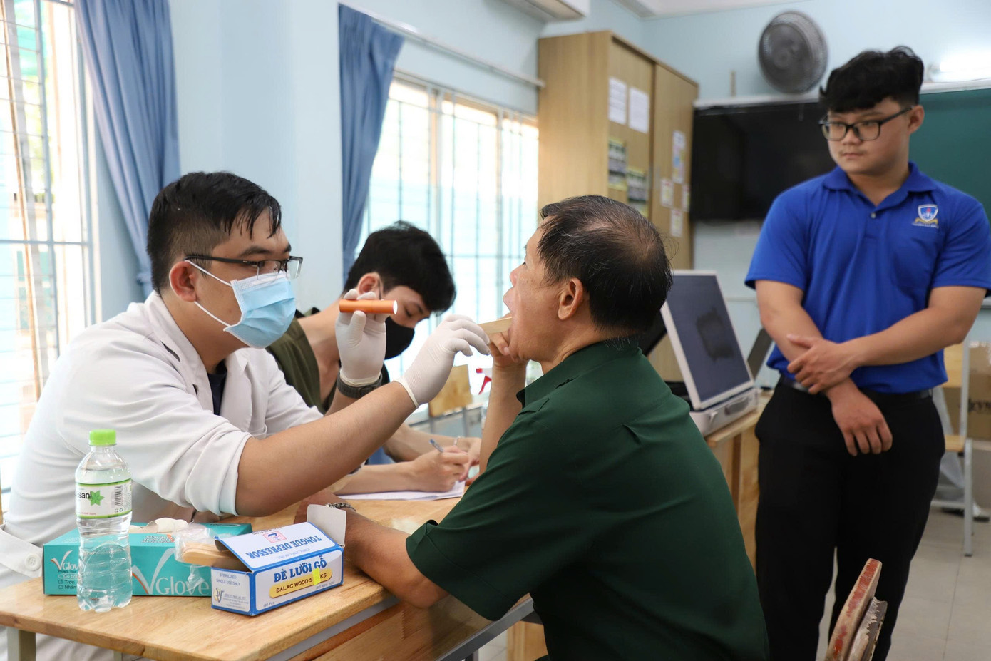 Nhân viên một cơ sở y tế kiểm tra sức khỏe răng miệng cho một người cao tuổi trên địa bàn phường Tân Hưng, TPHCM. Ảnh: Ngô Tùng z6947947180288-cdec534fede7784dbee630753d698754.jpg