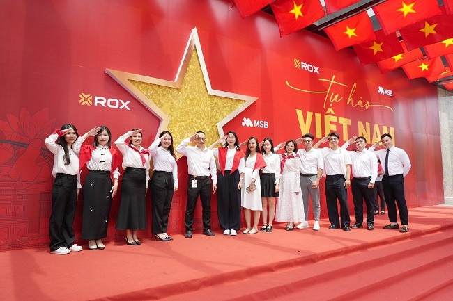 ROX Tower rực rỡ cờ hoa, lan tỏa tinh thần tự hào Việt Nam ROX Tower rực rỡ cờ hoa, lan tỏa tinh thần tự hào Việt Nam