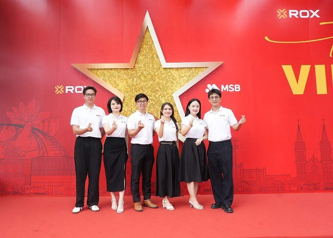 ROX Tower rực rỡ cờ hoa, lan tỏa tinh thần tự hào Việt Nam ROX Tower rực rỡ cờ hoa, lan tỏa tinh thần tự hào Việt Nam