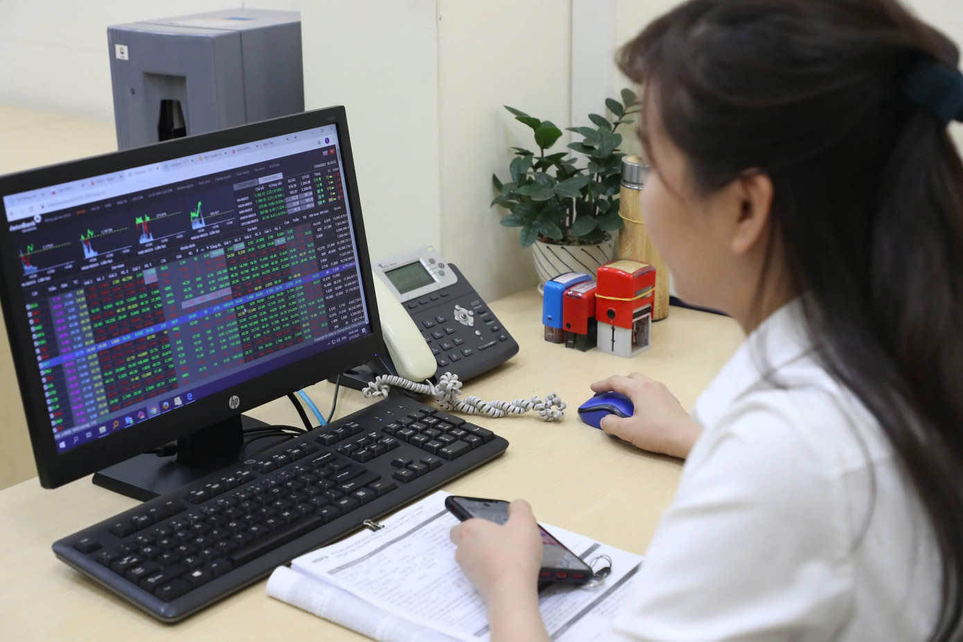 Chứng khoán trong nước tiếp tục trạng thái rung lắc. chung khoan.jpg