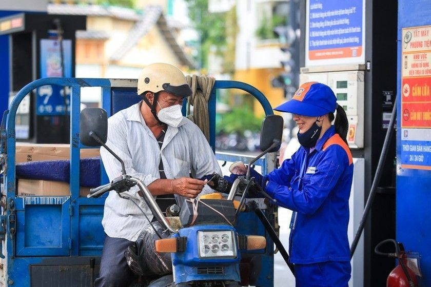 Giá xăng dầu đồng loạt tăng- Ảnh 1. Giá xăng dầu đồng loạt tăng- Ảnh 1.
