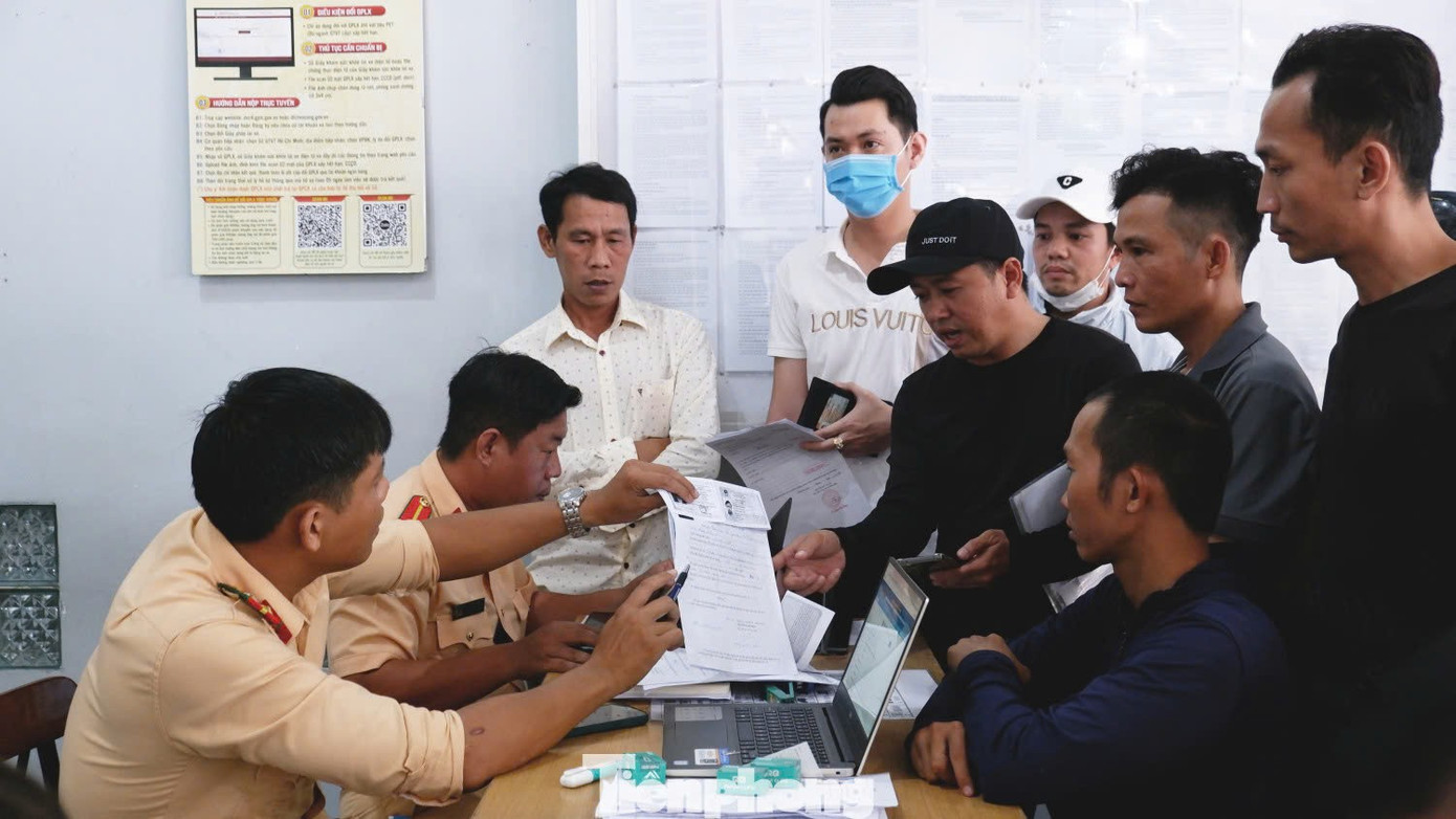Người dân làm thủ tục cấp đổi giấy phép lái xe tại TP.HCM (ảnh: Hữu Huy) gplx.jpg