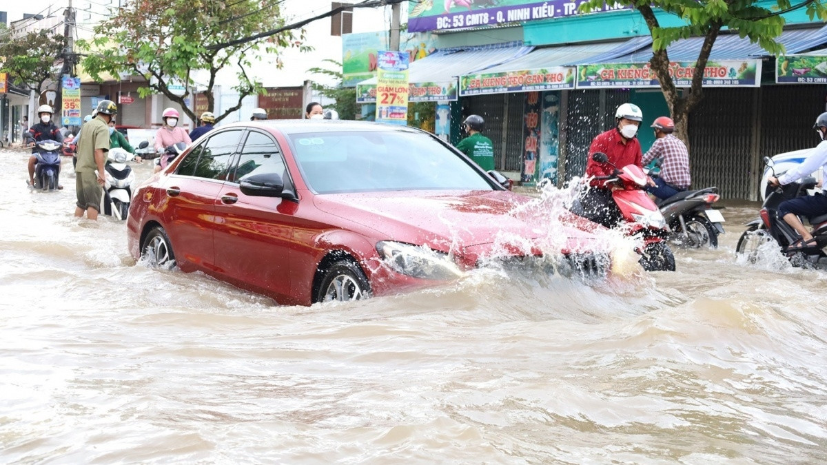 Mẹo lái xe qua vùng ngập được cánh tài xế truyền tai nhau này hóa ra là một 'pha tự hủy'