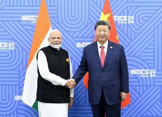 Chủ tịch Trung Quốc Tập Cận Bình và Thủ tướng Ấn Độ Narendra trong cuộc gặp tại Kazan, Nga, tháng 10/2024. Ảnh: (Xinhua) modi-tap.jpg